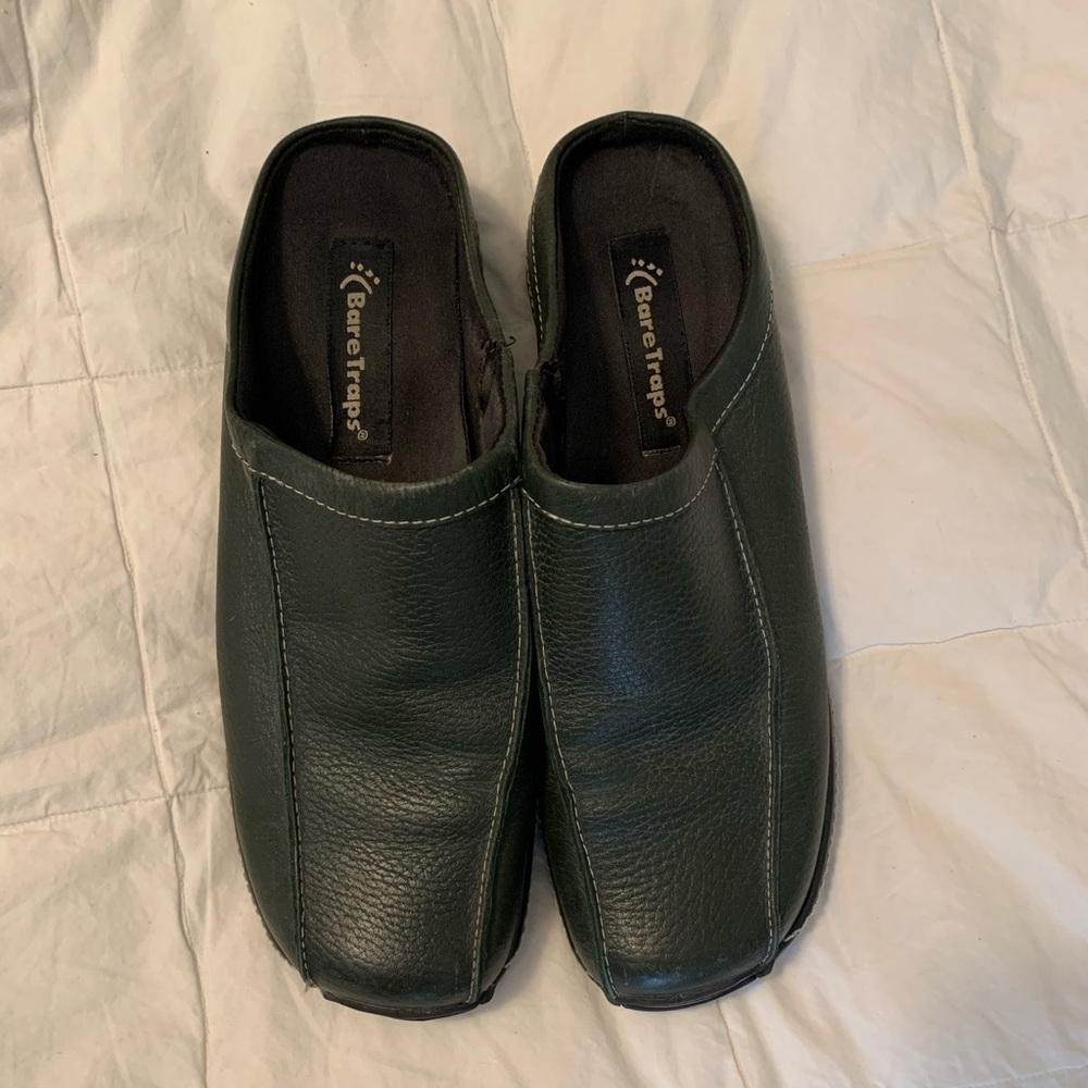 Dark green Bare Traps. 8.5 great condition.